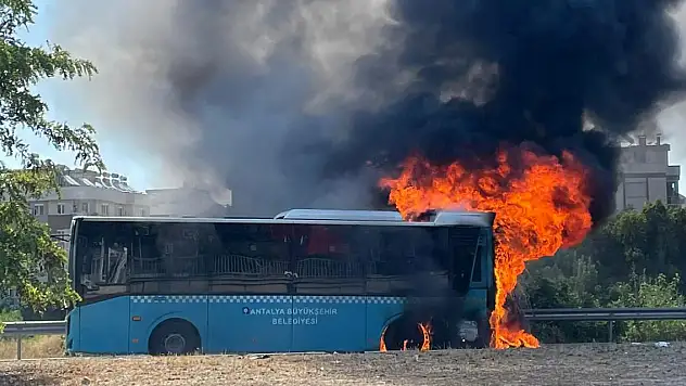 Seyir halinde alev alan belediye otobüsü yandı