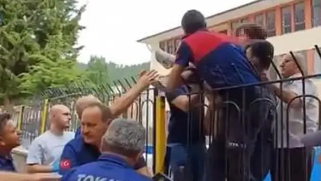 Demir korkuluk çocuğun bacağına saplandı