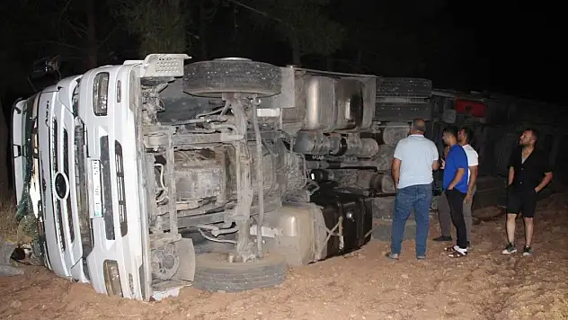 Bakır kablo yüklü tır devrildi: 1 yaralı