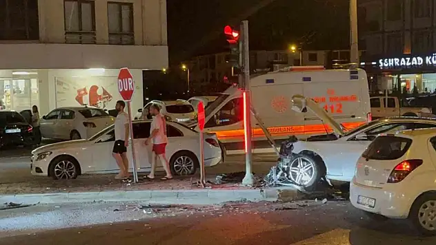 Düzce'de ışıklı kavşakta 2 araç çarpıştı: 4 yaralı