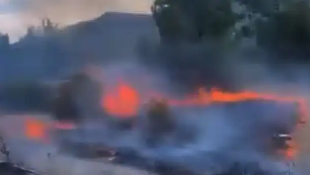 Sivas'ta anız yangını 5 itfaiye eri dumandan etkilendi