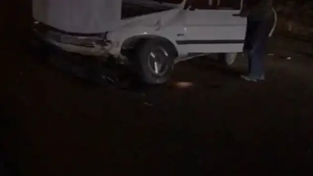 Seyir halindeyken manevra yapan otomobil, sol şeritten gelen otomobile çarptı: 5 yaralı