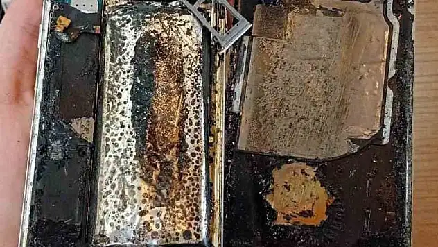 Tamir için dükkana getirilen telefonun bataryası bomba gibi patladı
