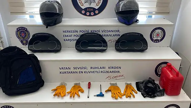 Otomobillerden hayalet ekran çalan hırsızlar yakalandı