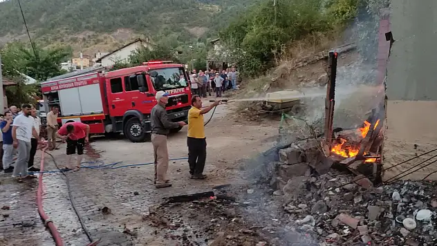 Banyo sobasını yakarken iki katlı ev küle döndü