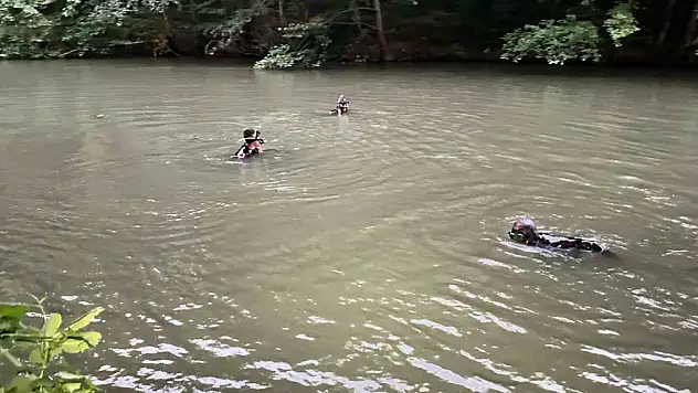 Gönen Çayı'na giren genç kayboldu