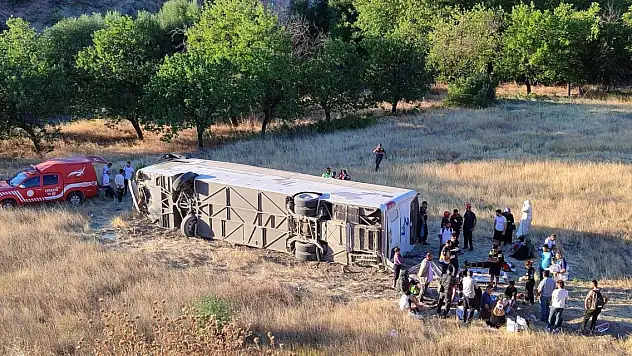 Malatya'da yolcu otobüsü devrildi 3'ü ağır 22 yaralı