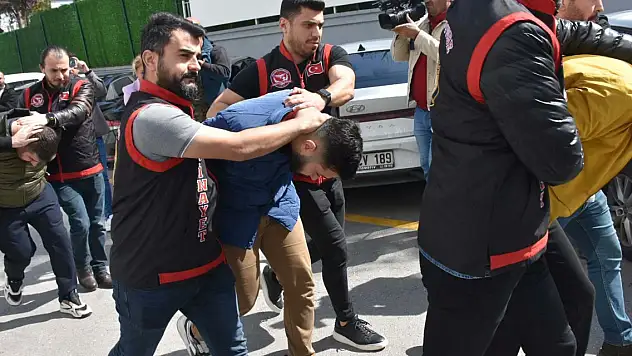 17 yaşındaki Yusuf'un öldürülmesine ilişkin davada gerginlik babası, sanığa su şişesi fırlattı