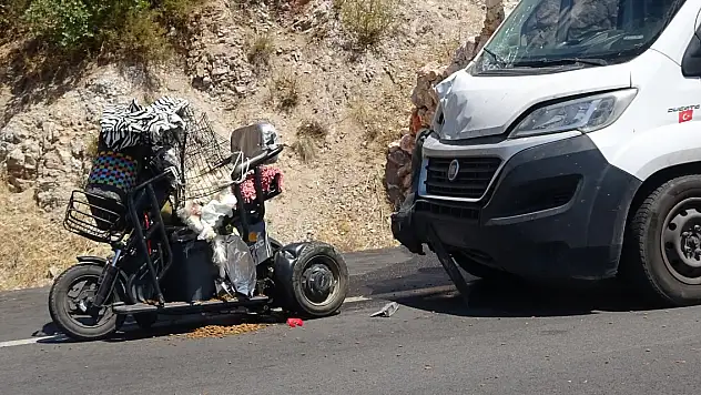 Sokak köpeklerine mama götürürken elektrikli bisikletine minibüsün çarpmasıyla öldü