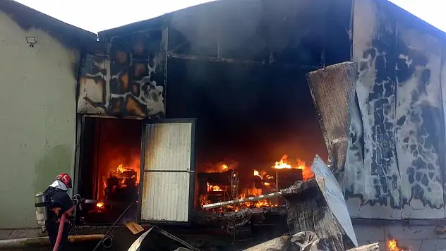 Sakarya'da askı üretim atölyesi alevlere teslim oldu