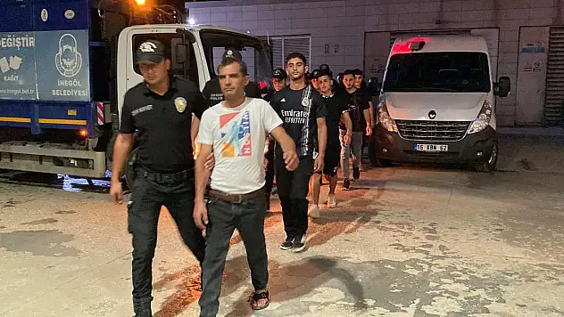 Polis 'gürültü' ihbarı üzerine gitti! Suriye uyruklu 10 kaçak göçmeni yakaladı