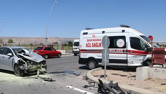 Kayseri'de ambulans ile otomobil çarpıştı! Çok sayıda yaralı var
