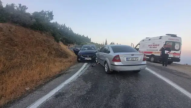 İki otomobil kafa kafaya çarpıştı: 8 yaralı