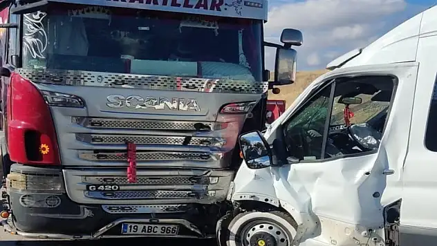 İşçi servis minibüsü, otomobil ve TIR'a çarptı 14 yaralı