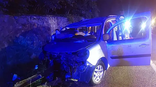 Otomobil, hendeğe düşüp, istinat duvarına çarptı 2 ölü