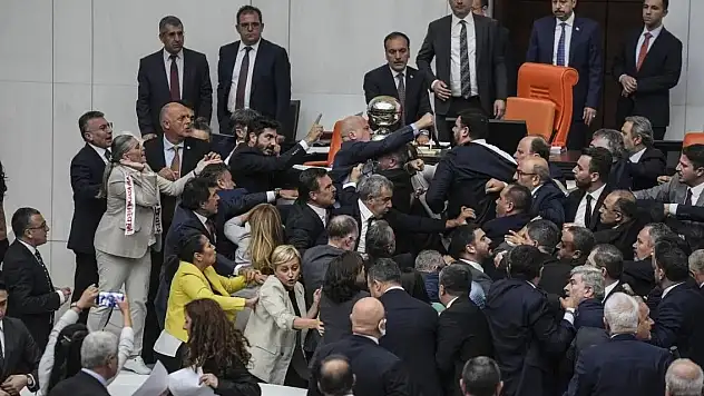 TBMM Genel Kurulu'nda yumruklu kavga