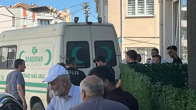 Birlikte yaşadığı kadını tabancayla öldürüp, kendi yaşamına da son verdi