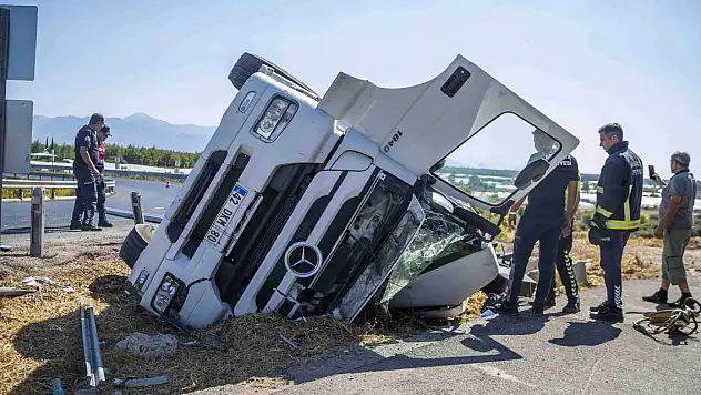 Bariyerlere çarpıp devrilen TIR'ın şoförü yaşamını yitirdi