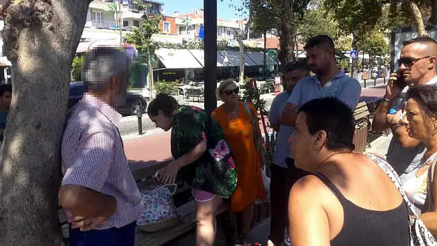 Plajda kadınları cep telefonuyla görüntüledi!