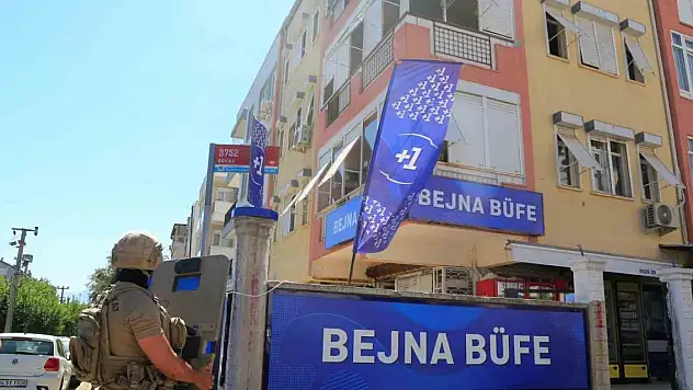 Elinde silahla polise ecel terleri döktüren saplantılı aşık kendini vurdu