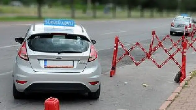 Başkalarının yerine ehliyet sınavına girmişler