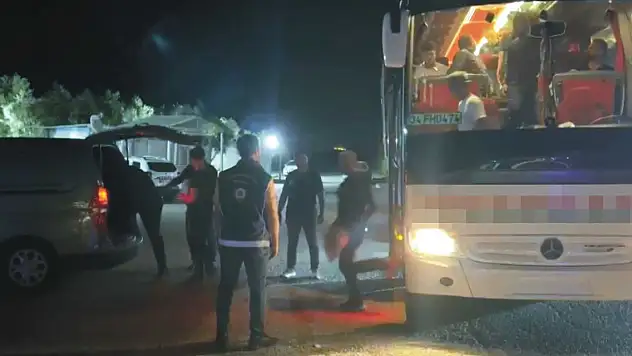 Yolcu otobüsünden 13 kaçak göçmen çıktı