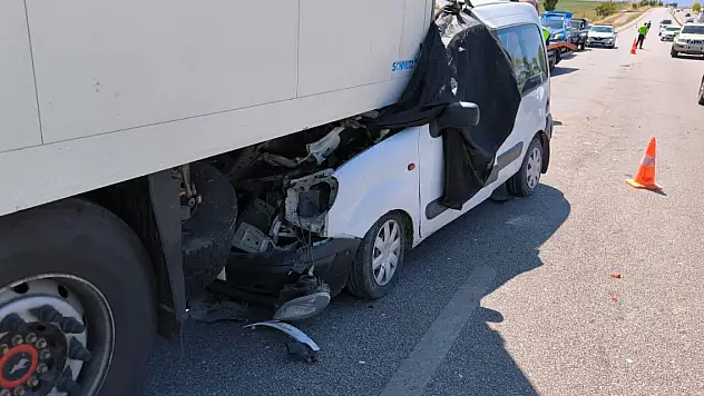 Tıra çarpan hafif ticari aracın sürücüsü öldü
