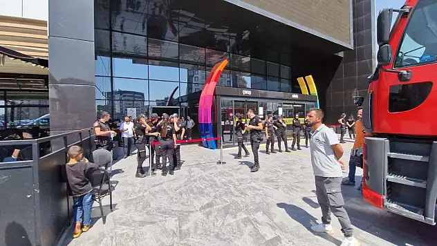 AVM'de mağazada yangın 4 kişi dumandan etkilendi