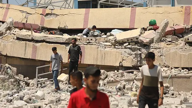 İsrail'in Gazze'de yerinden edilmiş Filistinlilerin sığındığı bir okula saldırısında 9 kişi öldü