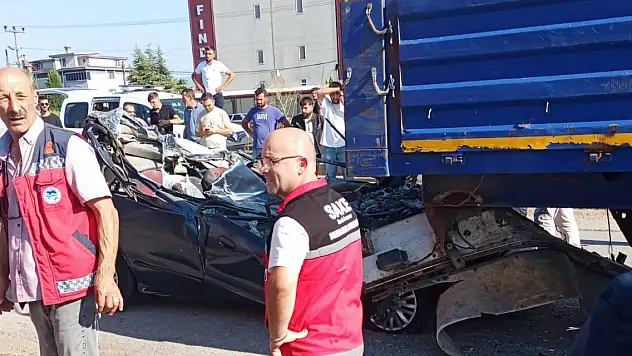 Tıra arkadan çarpan otomobilin sürücüsü öldü