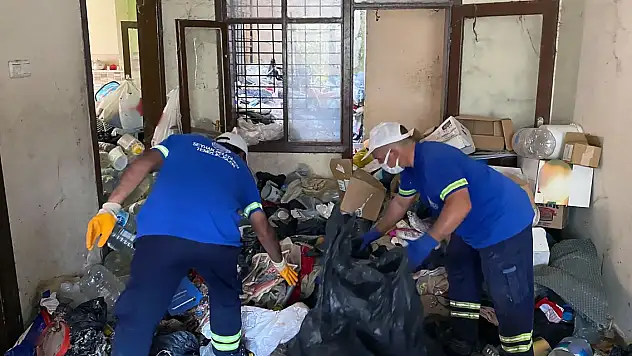 Çöp evde temizlik... İşçi fenalaştı