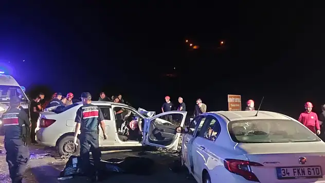 Rize'de iki otomobil çarpıştı 2 ölü, 6 yaralı