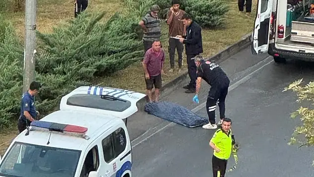 Refüje çarpan motosikletin sürücüsü hayatını kaybetti