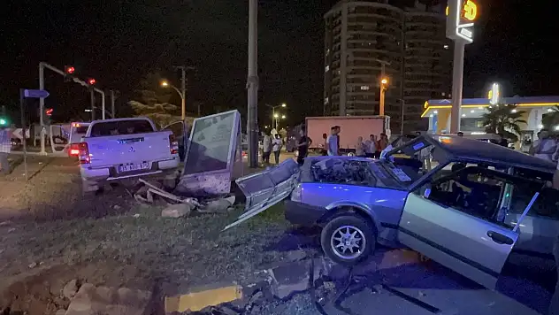 Manisa'da 3 aracın karıştığı kazada 1 kişi öldü, 2 kişi yaralandı