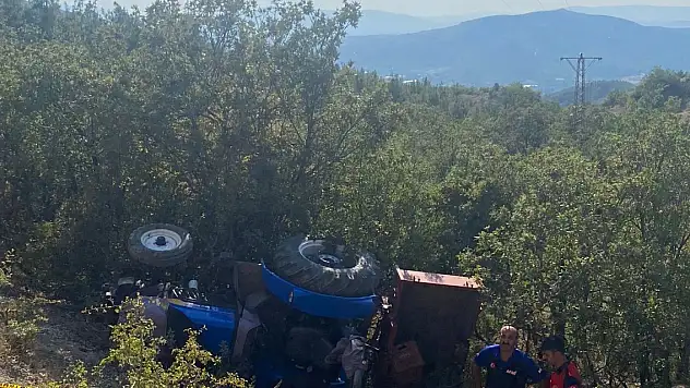 Devrilen traktörün altında kalarak öldü