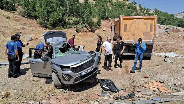 Cip ile kamyon çarpıştı 1'i çocuk 2 ölü, 4 yaralı