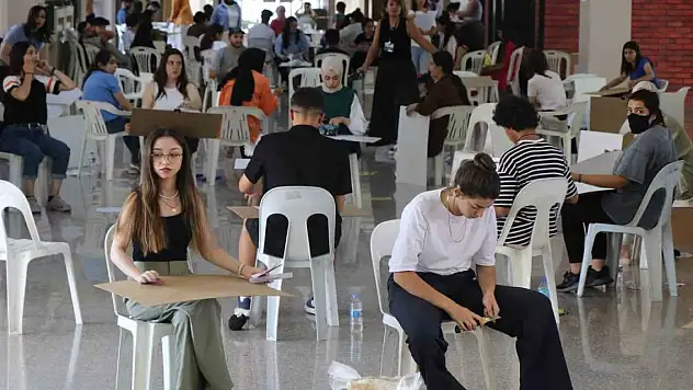 Atış pozuyla gündem olan Yusuf Dikeç sınav sorusu oldu