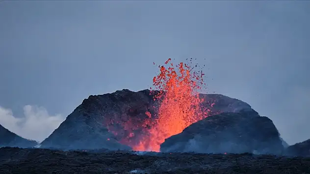 İzlanda'da bir yanardağ lav ve kül püskürttü