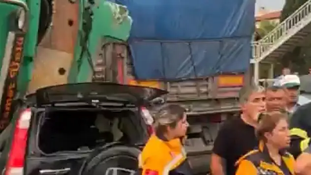 Afyonkarahisar'da 9 araçlı zincirleme kaza: 2 ölü, 12 yaralı