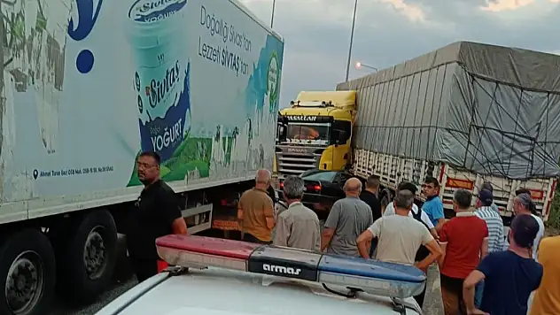 Çorum'da otomobil, TIR'a çarptı: 4 yaralı