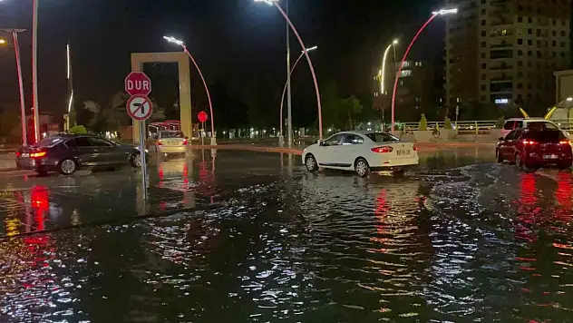 Aksaray'da sağanak yağış etkili oluyor