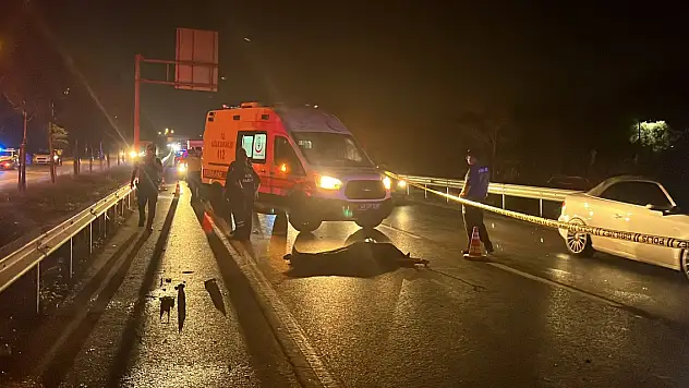 Motosiklet, önündeki hafif ticari araca çarptı 1 ölü, 1 yaralı