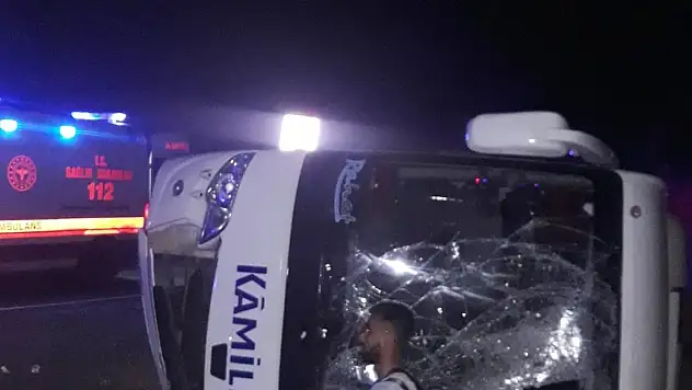 Burdur'da yolcu otobüsü virajda devrildi: 13 yaralı