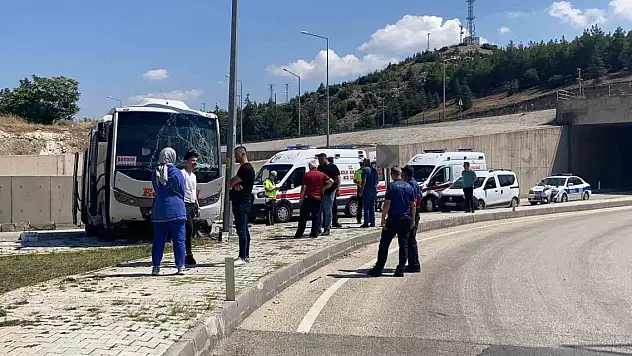Burdur'da freni patlayan yolcu midibüsü üst yoldan otogar içine düştü:15 yaralı