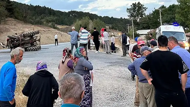 Yolcu minibüsü ile traktör çarpıştı: 1'i ağır 15 yaralı