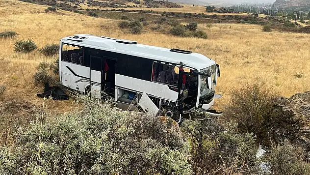 Sivas'ta düğüne gidenleri taşıyan midibüs devrildi: 27 yaralı