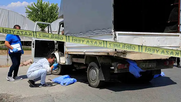 Antalya'da kamyonetin altında kalan motosiklet sürücüsü hayatını kaybetti