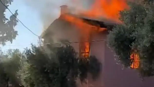 İki katlı ev çıkan yangında kullanılamaz hale geldi