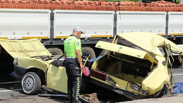 Eskişehir'de otomobil, ikiye bölündü 1 ölü, 3 yaralı