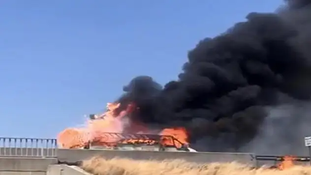 Kimyasal yüklü kamyonet alev alev yandı